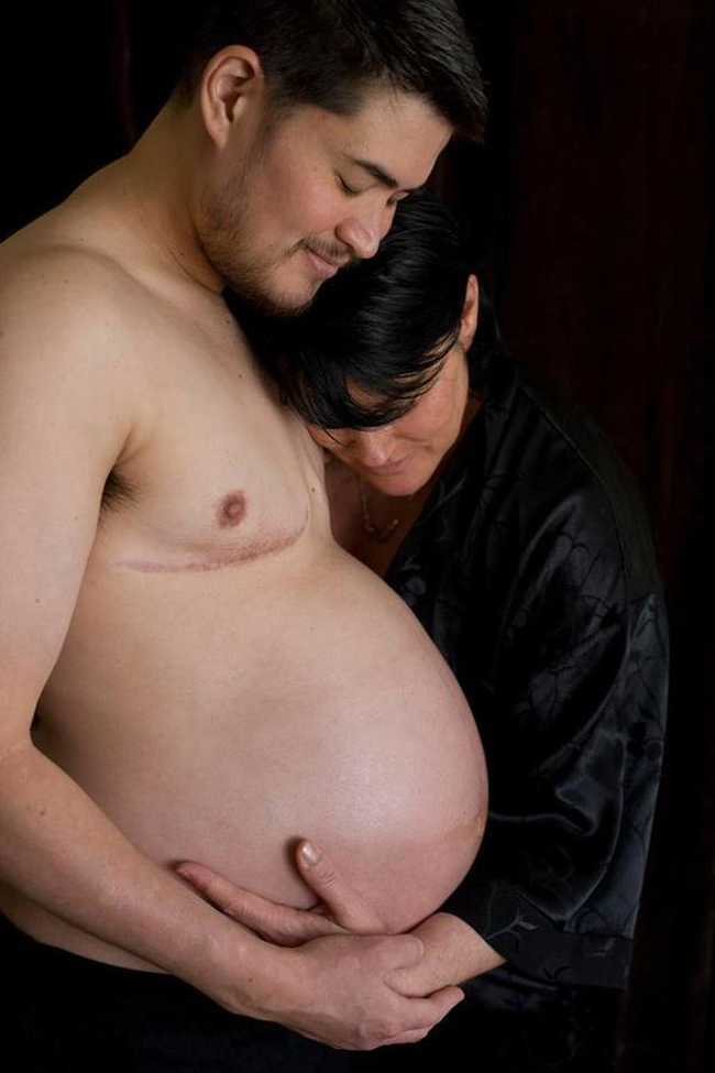 Người đàn ông Việt Nam mang thai thay vợ tiết lộ &quot;chuyện giường chiếu&quot;, người vợ xúc động tâm sự: &quot;Chỉ chờ ngày bố tròn con vuông&quot; - Ảnh 4.