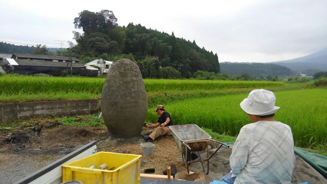 Mê phim hoạt hình Totoro, đôi vợ chồng già cặm cụi làm bến xe bus độc nhất vô nhị, khách thi nhau tìm đến chụp ảnh - Ảnh 3.