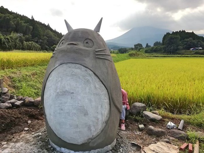 Mê phim hoạt hình Totoro, đôi vợ chồng già cặm cụi làm bến xe bus độc nhất vô nhị, khách thi nhau tìm đến chụp ảnh - Ảnh 7.