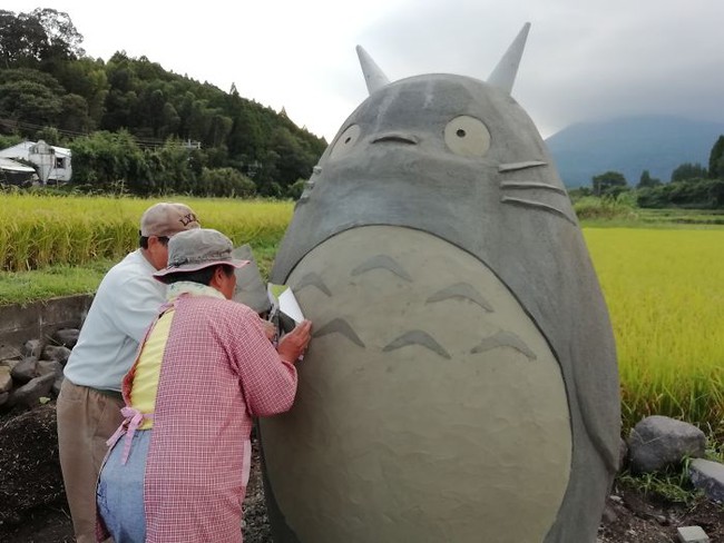 Mê phim hoạt hình Totoro, đôi vợ chồng già cặm cụi làm bến xe bus độc nhất vô nhị, khách thi nhau tìm đến chụp ảnh - Ảnh 8.