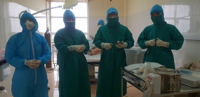 Em bé nặng 3,1 kg chào đời trong khu cách ly dịch Covid-19 tại Bệnh viện Đa khoa huyện Thạch Thất - Ảnh 1.