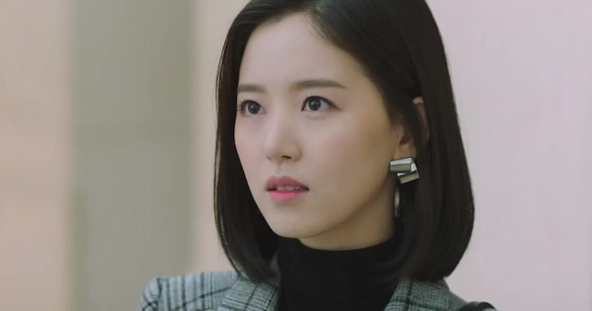 Chồng chìa cuốn sổ tiết kiệm rồi nói 