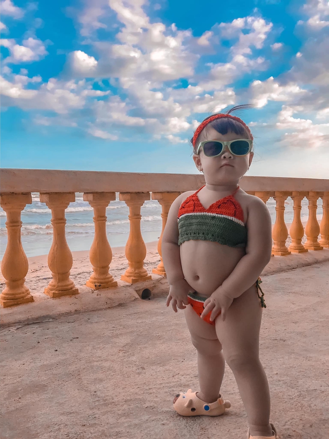 Diện bikini dưa dấu ra biển tạo dáng cực dễ thương, bé gái khiến dân mạng phì cười: &quot;Ố ố la la đường cong em thế kia&quot; - Ảnh 1.