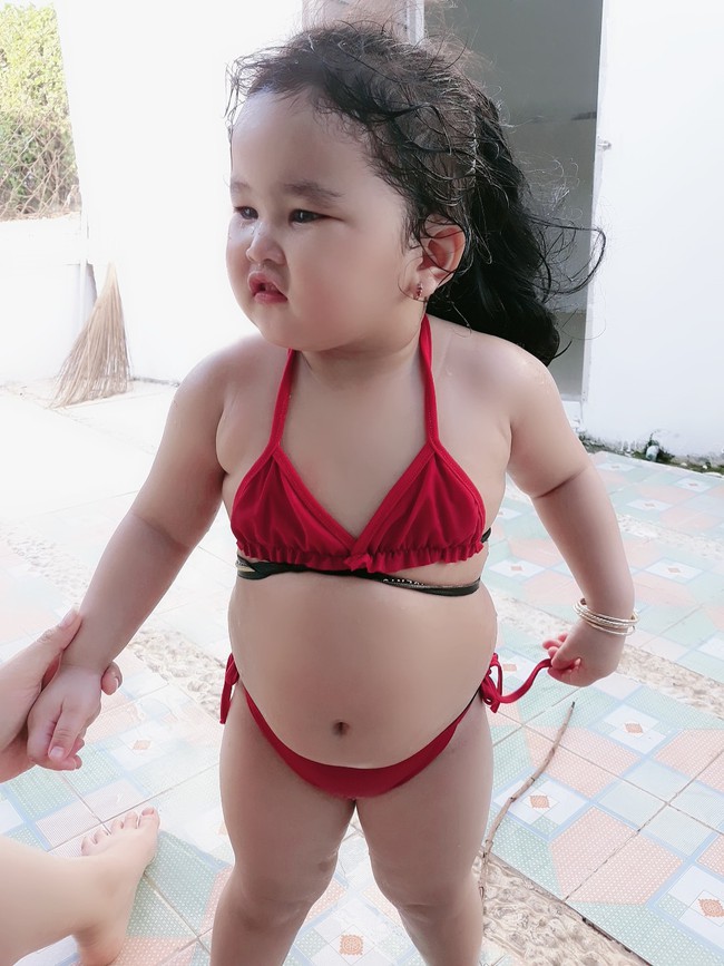 Diện bikini dưa dấu ra biển tạo dáng cực dễ thương, bé gái khiến dân mạng phì cười: &quot;Ố ố la la đường cong em thế kia&quot; - Ảnh 13.