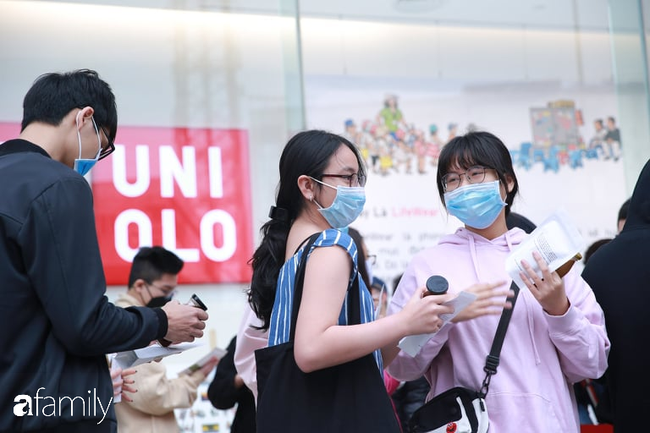 Cận cảnh lễ khai trương náo nhiệt của Uniqlo Hà Nội: Khách xếp hàng đông nghịt, các gia đình đưa cả con nhỏ tới mua sắm - Ảnh 2. Cận cảnh lễ khai trương náo nhiệt của Uniqlo Hà Nội: Khách xếp hàng đông nghịt, các gia đình đưa cả con nhỏ tới mua sắm - Ảnh 2.