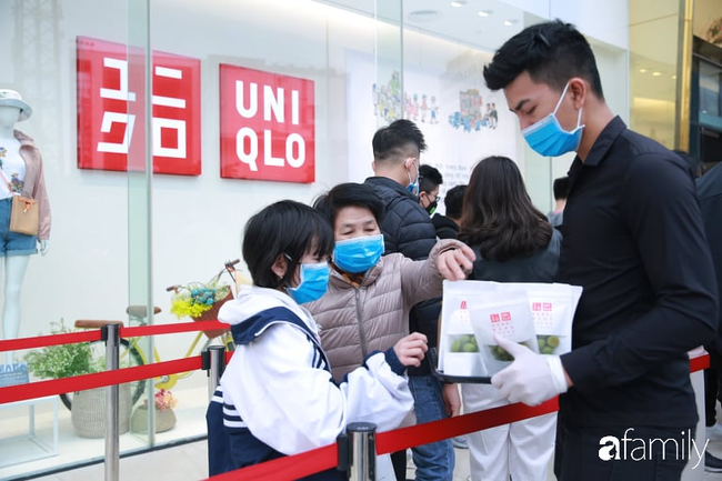 Cận cảnh lễ khai trương náo nhiệt của Uniqlo Hà Nội: Khách xếp hàng đông nghịt, các gia đình đưa cả con nhỏ tới mua sắm - Ảnh 3. Cận cảnh lễ khai trương náo nhiệt của Uniqlo Hà Nội: Khách xếp hàng đông nghịt, các gia đình đưa cả con nhỏ tới mua sắm - Ảnh 3.