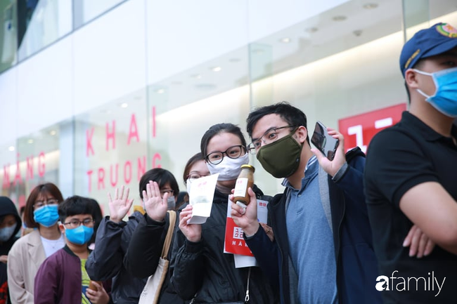 Cận cảnh buổi khai trương chính thức của Uniqlo Hà Nội: Dòng người xếp hàng đông nghịt, các gia đình đưa cả con nhỏ tới mua sắm và không quên đeo khẩu trang - Ảnh 2. Cận cảnh buổi khai trương chính thức của Uniqlo Hà Nội: Dòng người xếp hàng đông nghịt, các gia đình đưa cả con nhỏ tới mua sắm và không quên đeo khẩu trang - Ảnh 2.