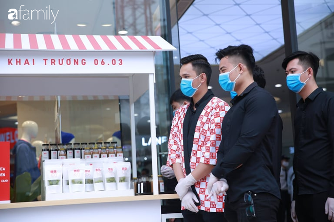 Cận cảnh lễ khai trương náo nhiệt của Uniqlo Hà Nội: Khách xếp hàng đông nghịt, các gia đình đưa cả con nhỏ tới mua sắm - Ảnh 4. Cận cảnh lễ khai trương náo nhiệt của Uniqlo Hà Nội: Khách xếp hàng đông nghịt, các gia đình đưa cả con nhỏ tới mua sắm - Ảnh 4.