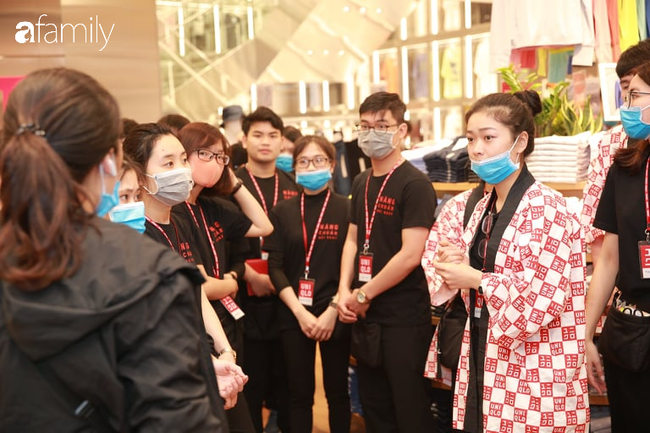 Cận cảnh lễ khai trương náo nhiệt của Uniqlo Hà Nội: Khách xếp hàng đông nghịt, các gia đình đưa cả con nhỏ tới mua sắm - Ảnh 5. Cận cảnh lễ khai trương náo nhiệt của Uniqlo Hà Nội: Khách xếp hàng đông nghịt, các gia đình đưa cả con nhỏ tới mua sắm - Ảnh 5.