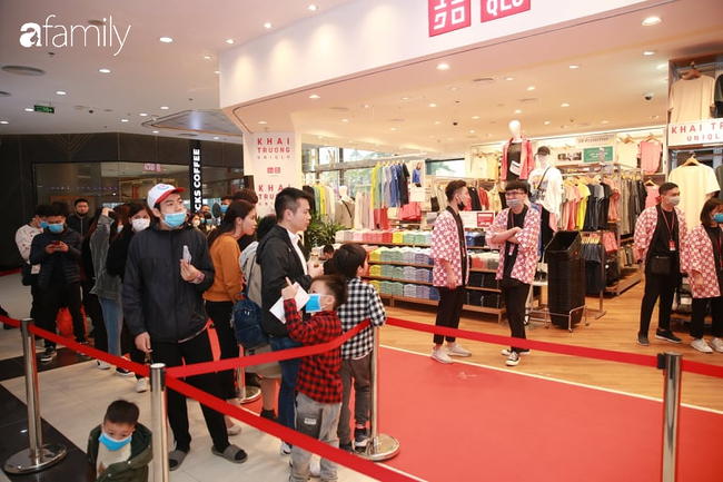 Cận cảnh buổi khai trương chính thức của Uniqlo Hà Nội: Dòng người xếp hàng đông nghịt, các gia đình đưa cả con nhỏ tới mua sắm và không quên đeo khẩu trang - Ảnh 9.