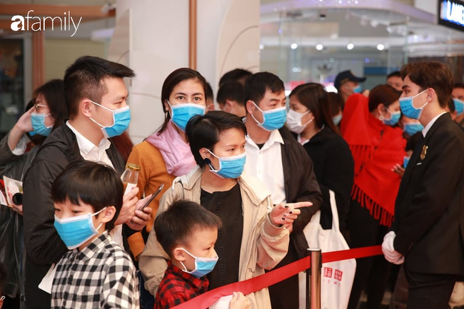 Cận cảnh buổi khai trương chính thức của Uniqlo Hà Nội: Dòng người xếp hàng đông nghịt, các gia đình đưa cả con nhỏ tới mua sắm và không quên đeo khẩu trang - Ảnh 10.
