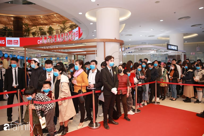 Cận cảnh buổi khai trương chính thức của Uniqlo Hà Nội: Dòng người xếp hàng đông nghịt, các gia đình đưa cả con nhỏ tới mua sắm và không quên đeo khẩu trang - Ảnh 12.