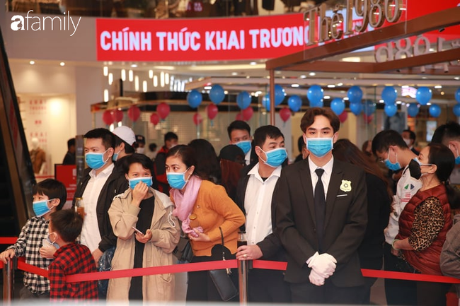 Cận cảnh buổi khai trương chính thức của Uniqlo Hà Nội: Dòng người xếp hàng đông nghịt, các gia đình đưa cả con nhỏ tới mua sắm và không quên đeo khẩu trang - Ảnh 14.