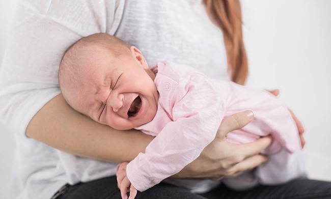 Trẻ sơ sinh khóc 2 tiếng/ngày là chuyện bình thường.