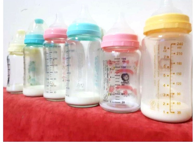 Lần nào uống sữa con cũng để lại 30ml, biết được lý do bà mẹ - Ảnh 1.