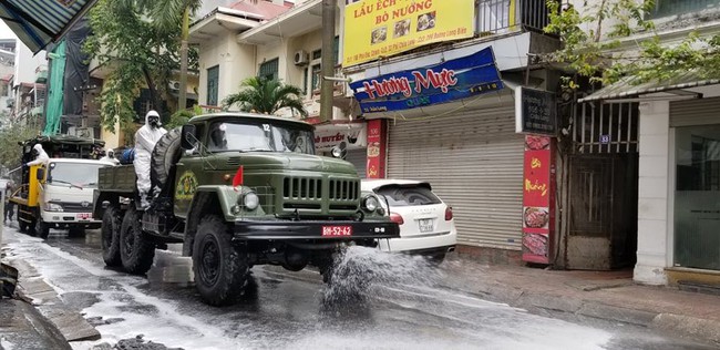 Ảnh: Binh chủng hóa học tiến hành phun khử trùng bên trong khu vực cách ly phố Trúc Bạch - Ảnh 1.