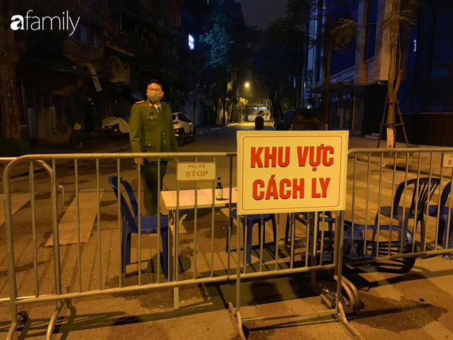 Ảnh: Tiến hành cách ly khu vực sinh sống của bệnh nhân nhiễm Covid-19 ngay trong đêm - Ảnh 1. Ảnh: Tiến hành cách ly khu vực sinh sống của bệnh nhân nhiễm Covid-19 ngay trong đêm - Ảnh 1.