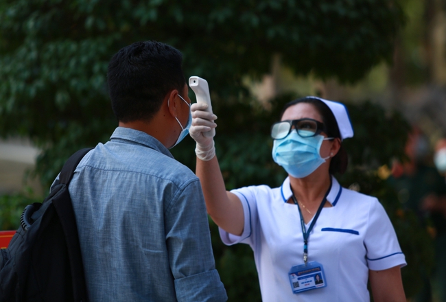 TP.HCM khẩn trương truy tìm hành khách đi cùng chuyến bay có cô gái nhiễm Covid-19 phát hiện tại Hà Nội - Ảnh 3.