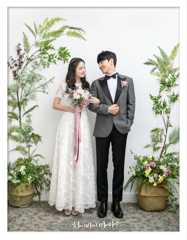 &quot;Hi Bye, Mama&quot; tung bộ ảnh cưới của Kim Tae Hee ngọt ngào bên trai trẻ, không biết Bi Rain khi xem có nổi cơn ghen với bà xã? - Ảnh 3.