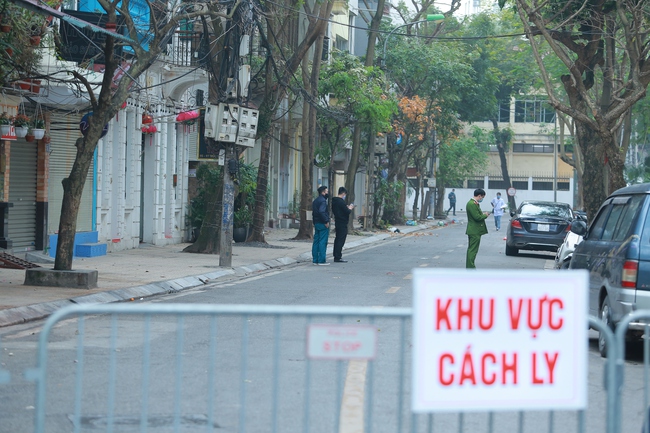 Lập chốt khoanh vùng cách ly phố Trúc Bạch: Nhiều cửa hàng đóng cửa, người dân bắt đầu nhận tiếp tế từ người thân bên ngoài - Ảnh 6.