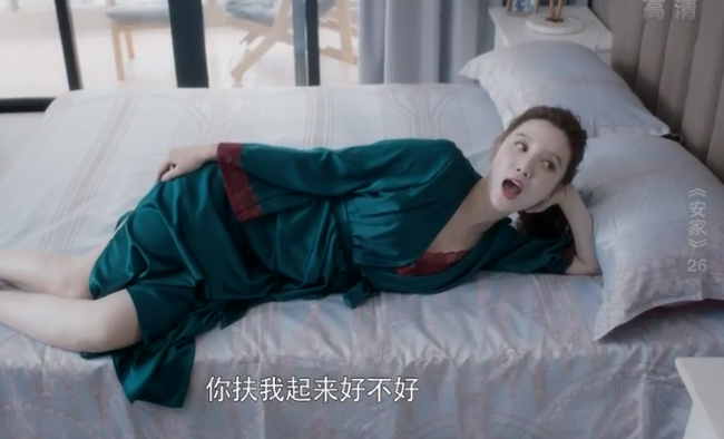 &quot;Nữ nhân bán nhà&quot;: Vợ cũ La Tấn mặc đồ thiếu vải, ra sức quyến rũ chồng trước lên giường  - Ảnh 3.