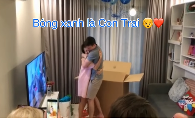 Hoàng Oanh công khai giới tính con đầu lòng theo cách gây hồi hộp, phản ứng của chồng Tây mới đáng chú ý - Ảnh 2.