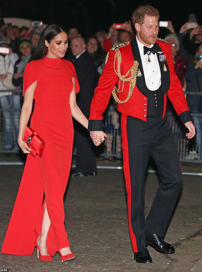 Meghan Markle tỏa sáng như "Nữ hoàng" trong sự kiện mới nhất nhưng gương mặt buồn bã của Hoàng tử Harry mới đáng chú ý - Ảnh 1. Meghan Markle tỏa sáng như "Nữ hoàng" trong sự kiện mới nhất nhưng gương mặt buồn bã của Hoàng tử Harry mới đáng chú ý - Ảnh 1.