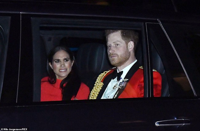 Meghan Markle lộ gương mặt cau có, khó chịu khi ngồi trong xe với chồng, khiến dư luận tin hôn nhân đang trục trặc - Ảnh 1. Meghan Markle lộ gương mặt cau có, khó chịu khi ngồi trong xe với chồng, khiến dư luận tin hôn nhân đang trục trặc - Ảnh 1.