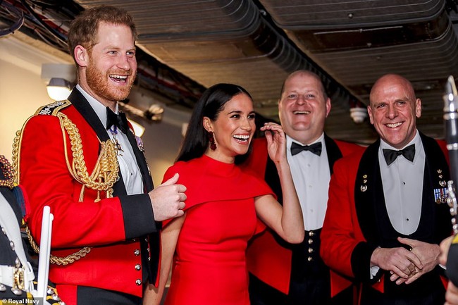 Meghan Markle lộ gương mặt cau có, khó chịu khi ngồi trong xe với chồng, khiến dư luận tin hôn nhân đang trục trặc - Ảnh 2. Meghan Markle lộ gương mặt cau có, khó chịu khi ngồi trong xe với chồng, khiến dư luận tin hôn nhân đang trục trặc - Ảnh 2.