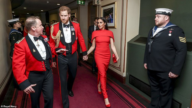Meghan Markle lộ gương mặt cau có, khó chịu khi ngồi trong xe với chồng, khiến dư luận tin rằng hôn nhân đang trục trặc - Ảnh 4. Meghan Markle lộ gương mặt cau có, khó chịu khi ngồi trong xe với chồng, khiến dư luận tin rằng hôn nhân đang trục trặc - Ảnh 4.