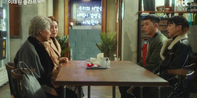 "Itaewon Class": Park Seo Joon phũ đẹp tình đầu mặt dày, Da Mi tiếp tục lụy tình trở về bên ông chủ DanBam - Ảnh 9. "Itaewon Class": Park Seo Joon phũ đẹp tình đầu mặt dày, Da Mi tiếp tục lụy tình trở về bên ông chủ DanBam - Ảnh 9.