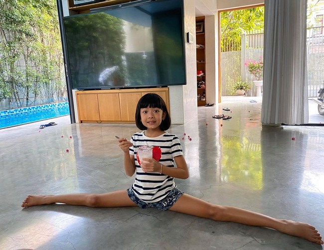 Chưa tròn 8 tuổi, con gái Bình Minh và vợ đại gia đã sở hữu đôi chân dài siêu mẫu khiến ai cũng ngạc nhiên - Ảnh 2.