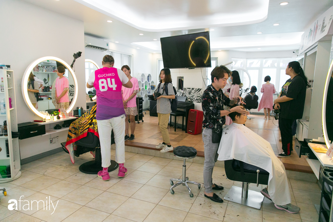 Buổi cắt tóc đặc biệt dành cho 20 chị em phụ nữ mắc bệnh ung thư vú tại Sài Gòn: &quot;Không còn mái tóc dài cũng chẳng sao, miễn chúng tôi còn sức để chiến đấu với bệnh tật&quot; - Ảnh 3.