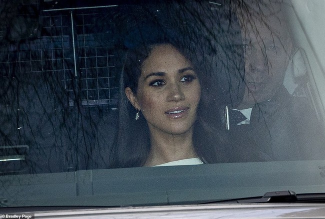 Meghan Markle chính thức &quot;chạm mặt&quot; Nữ hoàng Anh sau lùm xùm có thái độ vô lễ, nét mặt khác thường của cả hai thu hút sự chú ý - Ảnh 2.