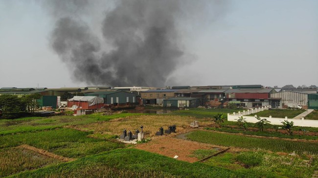 Hà Nội: Phong tỏa 500 mét chữa cháy xưởng nhựa - Ảnh 10.