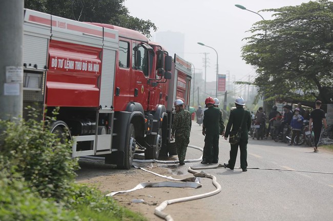 Hà Nội: Phong tỏa 500 mét chữa cháy xưởng nhựa - Ảnh 9.