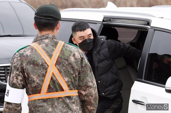 Cựu thành viên Big Bang - Seungri chính thức nhập ngũ sau khi bị truy tố không giam giữ với 3 tội danh - Ảnh 2.