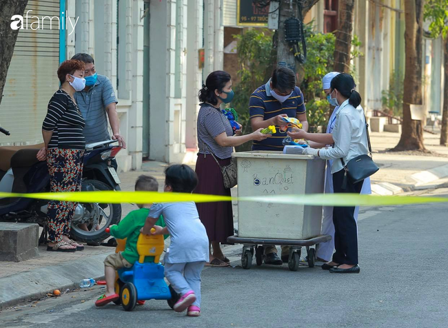 Hình ảnh ấm lòng bên trong khu cách ly Trúc Bạch: Trẻ em thoải mái đeo khẩu trang vui đùa, từng nhà được phát hoa quả và vitamin C - Ảnh 2.