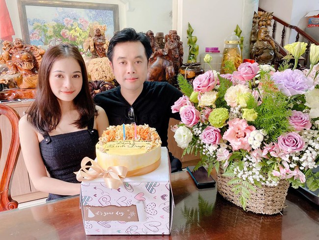 Sara Lưu và Dương Khắc Linh tụ tập ở nhà ngoại để ăn mừng sinh nhật của hai vợ chồng song ngư cùng sinh tháng 3.