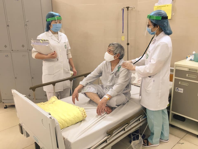 Những hình ảnh cách ly của các nhân viên y tế và công tác chăm sóc người bệnh tại bệnh viện Bạch Mai  - Ảnh 2.