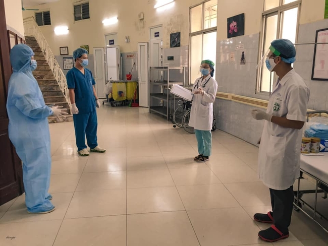 Những hình ảnh cách ly của các nhân viên y tế và công tác chăm sóc người bệnh tại bệnh viện Bạch Mai  - Ảnh 1.