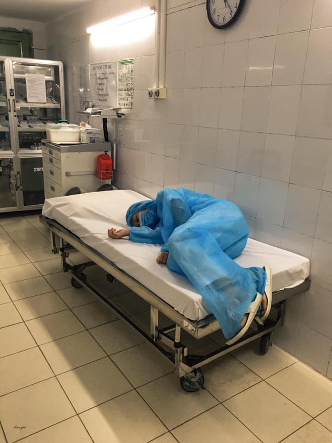 Những hình ảnh cách ly của các nhân viên y tế và công tác chăm sóc người bệnh tại BV Bạch Mai  - Ảnh 9.