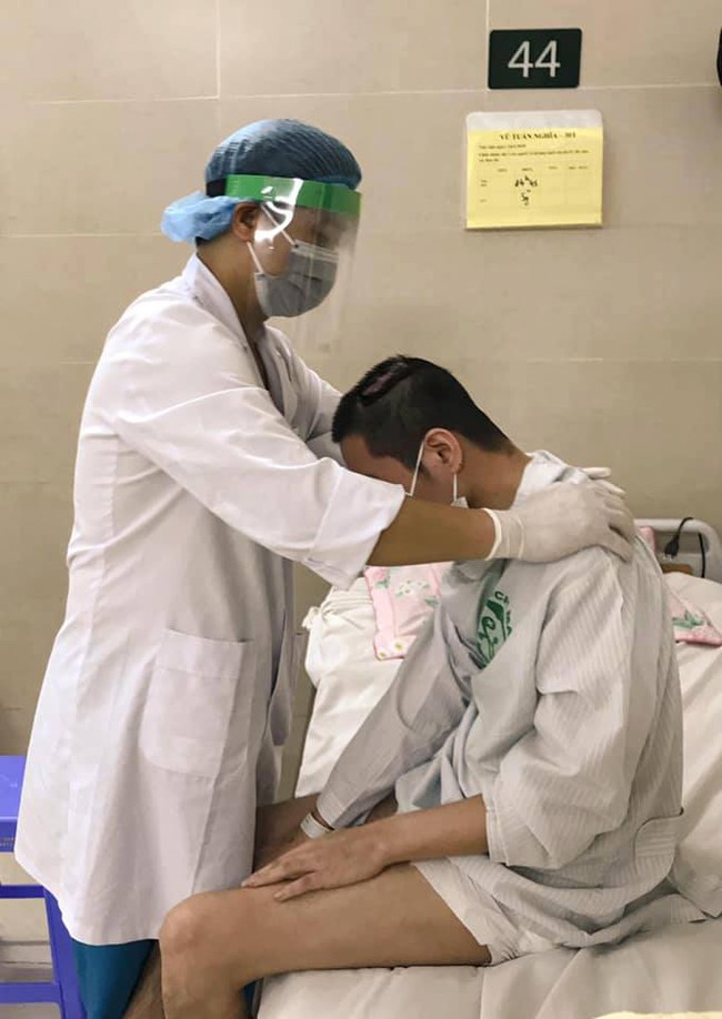 Những hình ảnh cách ly của các nhân viên y tế và công tác chăm sóc người bệnh tại bệnh viện Bạch Mai  - Ảnh 3.