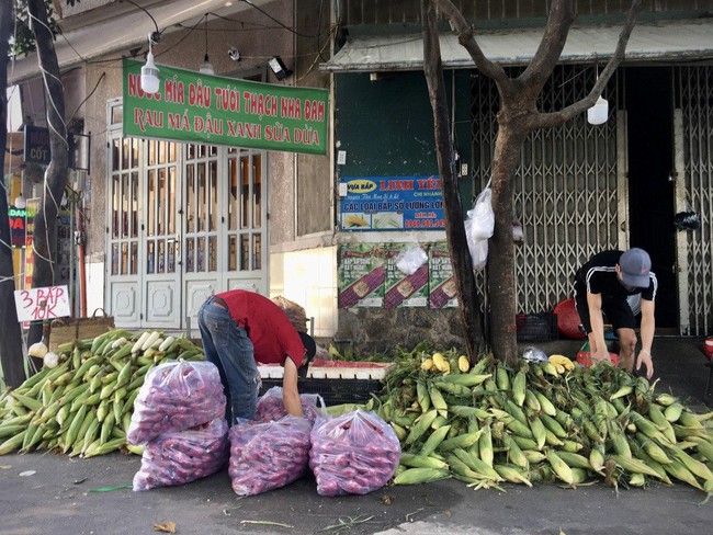 Phóng sự ảnh: TP.HCM vẫn đầy sinh khí ngày đầu tiên thực hiện cách ly toàn xã hội - Ảnh 6.