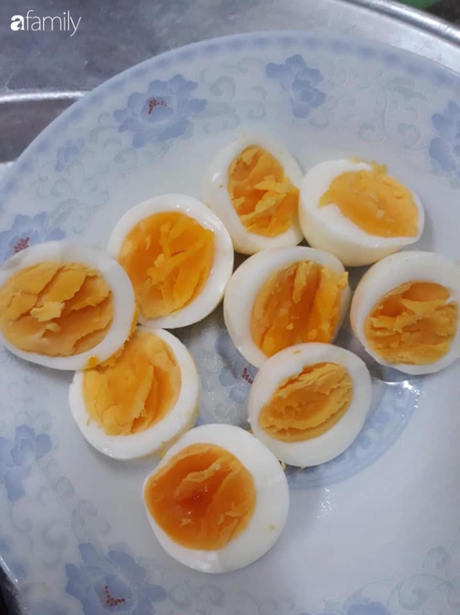 Người bán trứng lâu năm tiết lộ 7 mẹo giúp bà nội trợ Việt chọn chuẩn trứng gà ta, không bao giờ nhầm lẫn với trứng gà công nghiệp - Ảnh 6.