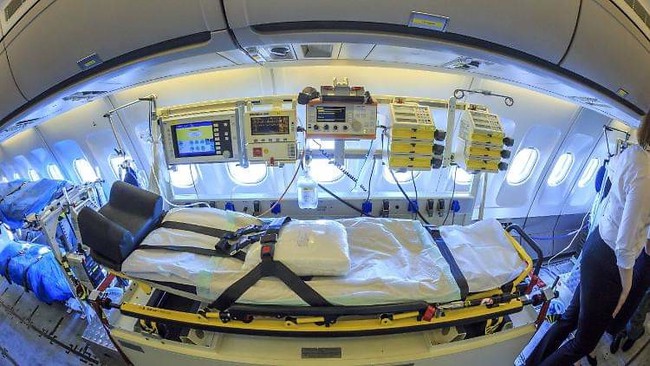 Mục sở thị bên trong &quot;bệnh viện bay&quot; chuyên chở bệnh nhân nhiễm Covid-19 hiện đại bậc nhất thế giới, trang thiết bị y khoa không khác gì bệnh viện trên mặt đất - Ảnh 5.