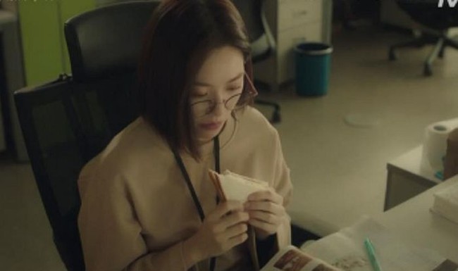 Ma nữ trong phim của Kim Tae Hee và câu chuyện có thật ngoài đời ở chốn công sở của cô gái tự vẫn vì đồng nghiệp bắt nạt đủ đường - Ảnh 2.