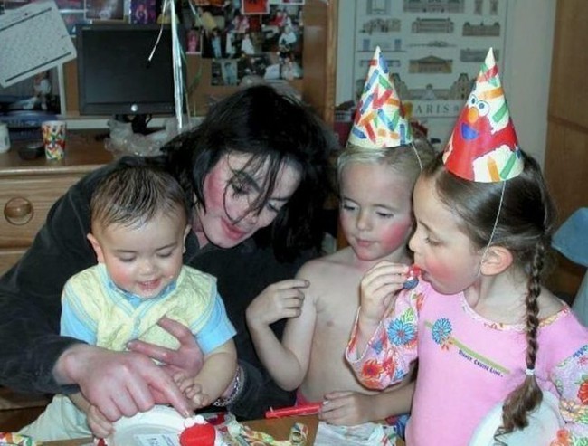 Cuộc sống cô độc của cậu con trai út nhà Michael Jackson: Đứa trẻ không mẹ, 7 tuổi đã mồ côi cha, sống vô hình trong gia tộc giàu sang  - Ảnh 4.