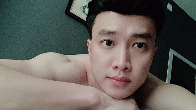 Quốc Trường tranh thủ thả th&iacute;nh: Ngoan! Ở nh&agrave; tự c&aacute;ch ly c&ugrave;ng với anh nh&eacute;.