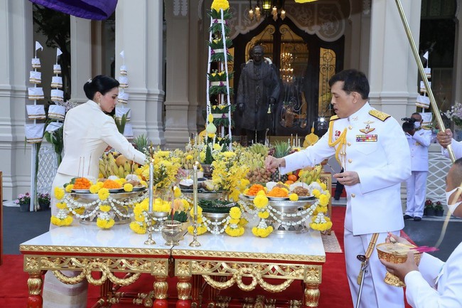 Hoàng hậu Thái Lan hiếm hoi lộ diện trước công chúng giữa dịch Covid-19, đáng chú ý là hình ảnh lạ lẫm của công chúa &quot;nổi loạn&quot; - Ảnh 1.